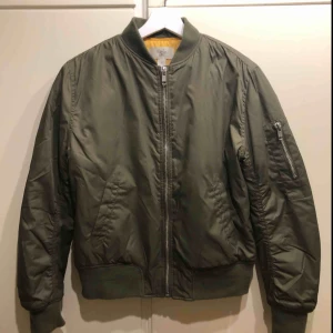  - Bombarjacka från Rebecca Stella. Jättefint skick!