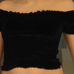  - Svart off the shoulder topp i sammet köpt på Urban outfitters från märket light befors dark