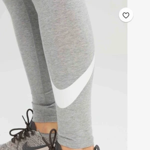  - Gråa Nike tights  Använd kanske 1-2 gånger och är i bra skick