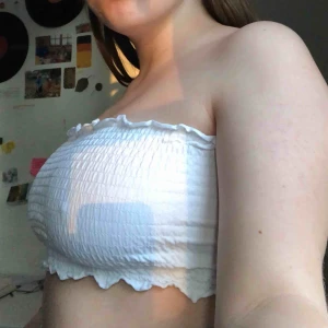  - Vit supergullig bandeau tube-top, perfekt i sommar över bikinin påväg till stranden eller utan något med ett par shorts! Bekväm, men nästan helt oanvänd.