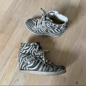  - Storlek 37 Finns i Odenplan, porto 60kr