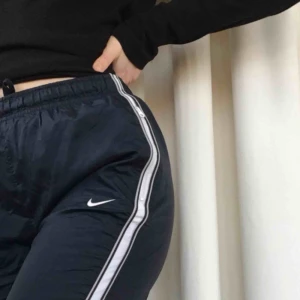  - Asballa trackpants från Nike. Jättebekväma och i mycket fint skick. Köparen står för frakt💫🚀