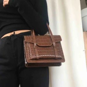  - Jättefin väska i hårt material. Krokodilskinnskopia. Innehåller två små fack och ett större där det får plats med mycket🥰 köparen står för frakt💞💘🤠