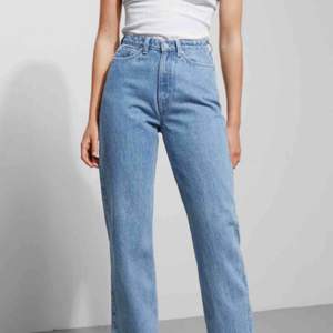 Ett par jätte snygga weekday jeans i modell Row. Säljer vidare dessa då de var för små för mig, vilket är synd då de är en av weekdays snyggaste jeans till ett så bra pris!