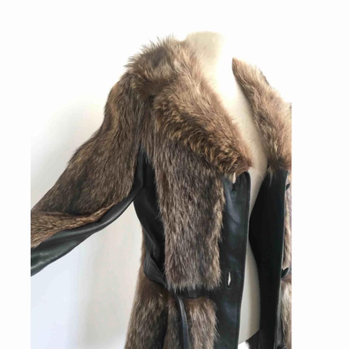 Äkta päls med skinndetaljer - 90
