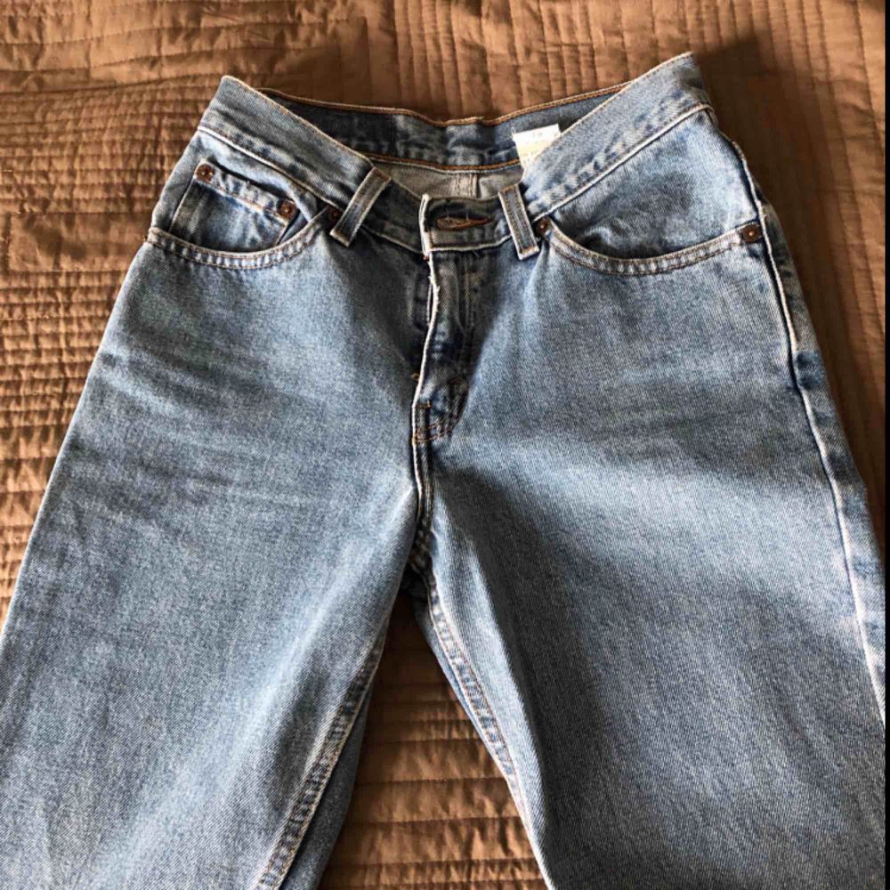Säljer mina jättefin jeans från Levi’s i storlek 24. Passformen heter ”Levi’s 517 slim fit boot cut”. Säljer dem då dem inte kommer till användning. Dem är i superfint skick, köparen står eventuellt för frakten(;. Jeans & Byxor.