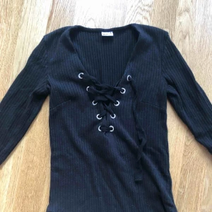  - Bra skick. Ribbstickad svart. Skulle kunna passa en XS också