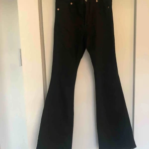  - Bootcut från Monki i svart färg. Modellen är stretchig. Nya och aldrig använda. 