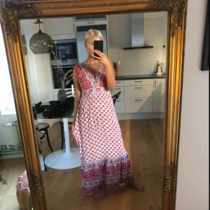  - Längre klänning i skönt material från L.O.G.G H&M. Skrynklig på bild men så fin i verkligheten. Ny