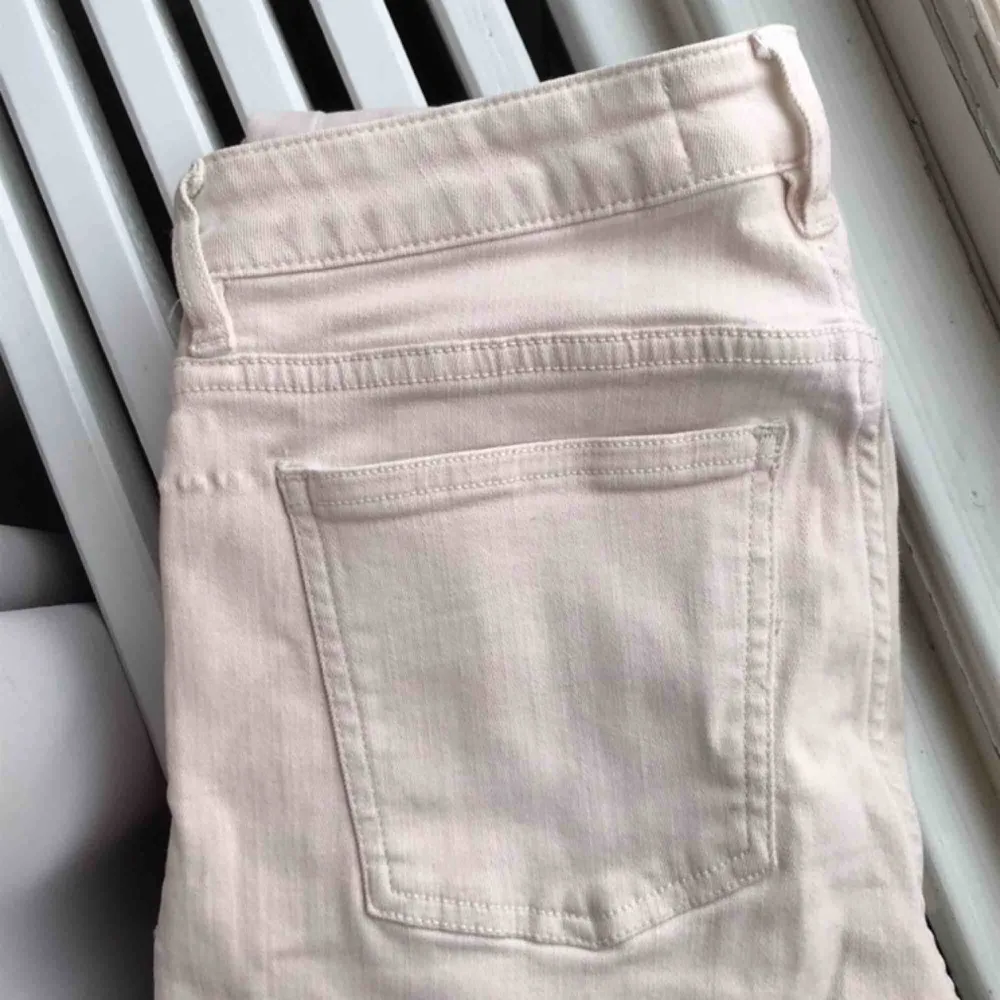 Superbekväma, våriga, pastellrosa, stretchiga slim fit jeans från Acne Studios. 2 500 kr i nypris, säljer för 200 kr, storlek 27 waist 34 length. Kan posta eller mötas upp i Malmö!. Jeans & Byxor.