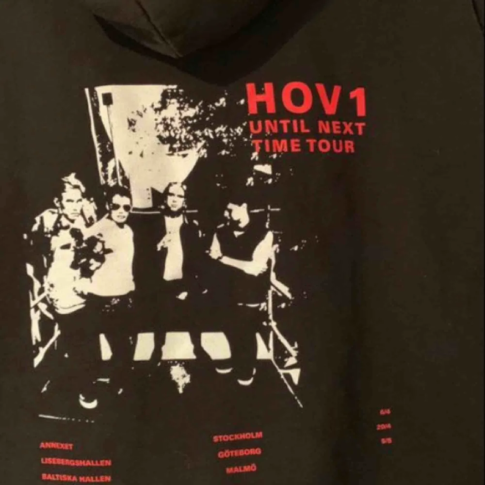 Säljer min Until Next Time Tour hoodie! Köpt på hov1:s popup-store vid annexet:) I bra skick🥰 köpt för 600kr.. Hoodies.