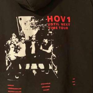 Säljer min Until Next Time Tour hoodie! Köpt på hov1:s popup-store vid annexet:) I bra skick🥰 köpt för 600kr.