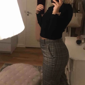  - Rutig byxa från H&M, sällan använda därför fint skick! 