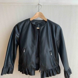  - Jacka i skinnimitation från Zara