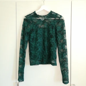  - Superfin grön spetspolo från BikBok. Passar perfekt till fest ✨