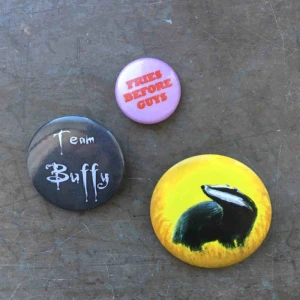  - ”Fries before guys”, Buffy the vampire slayer och hufflepuff pins!  1 för 10 kr. OBS! Fraktar ej, möts upp i stockholm🌼