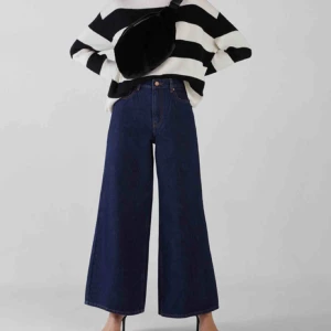  - Coola, vida jeans från Bershka. Aldrig använda pga något för stora för min smak, annars skulle jag gärna behållt dom. Kan frakta eller mötas upp!