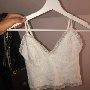  - Vitt spetslinne ifrån Bikbok || storlek XS || säljer för 50kr + frakt