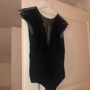  - Svart spetsbody från vero moda || spets framtill och v ringad i ryggen|| storlek XS  || säljer för 100kr + frakt  