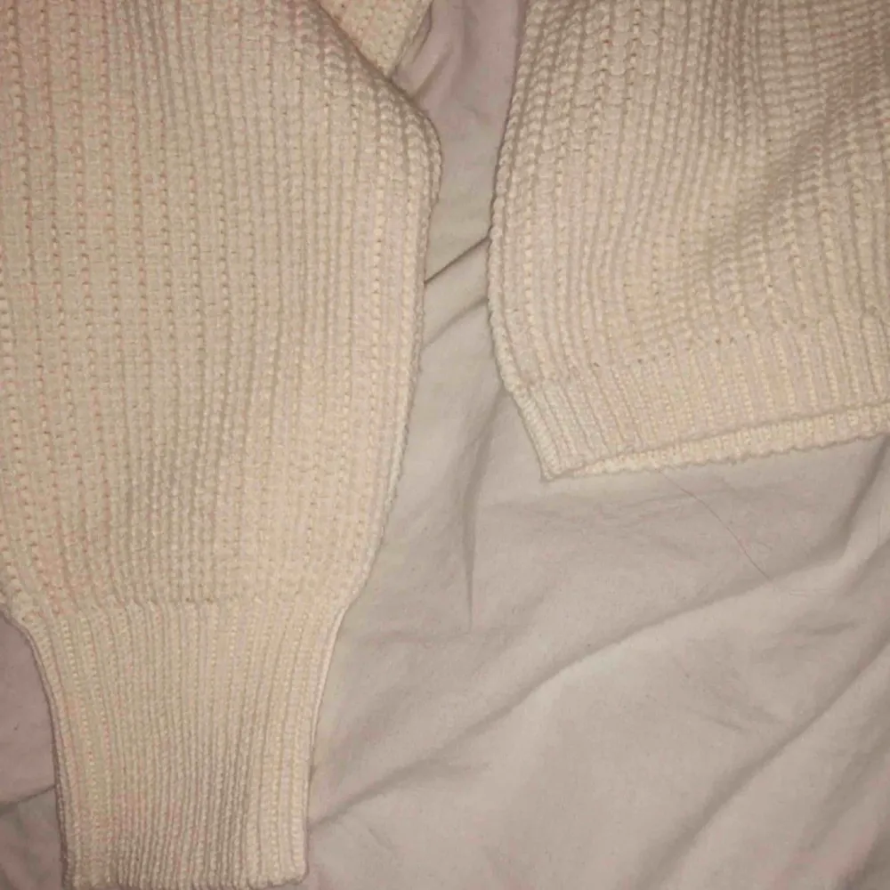 Helt ny oanvänd stickad tröja från Gina tricot, köpt för 250kr förra veckan. Prislappen är kvar. Frakt tillkommer!. Stickat.