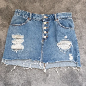  - Super fin kjol från pull and bear Passar s-m  Orginalpris 300kr Kan mötas upp eller skickas 