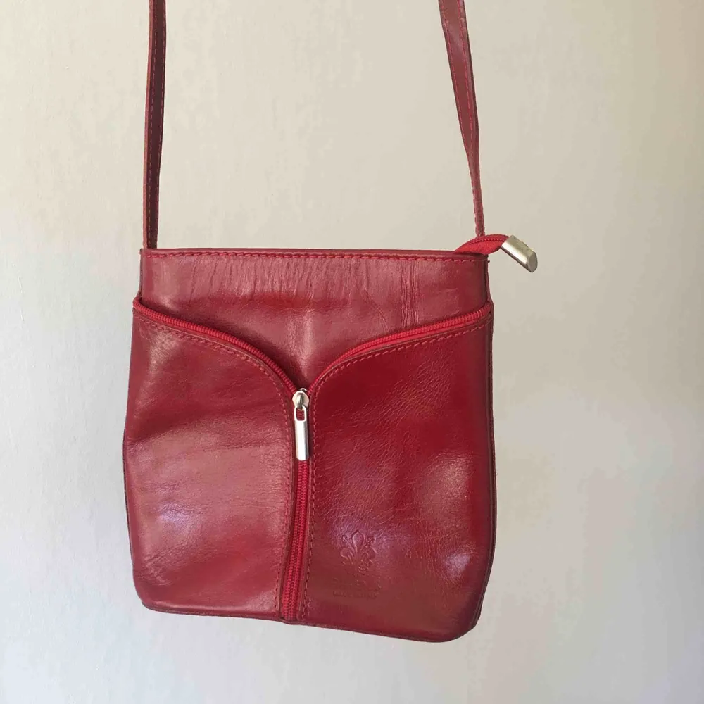 Jättefin röd skinnväska från Vera Pelle som tyvärr inte kommer till användning. Köpt second hand och är i väldigt bra skick🌻 köparen står för eventuell frakt!. Väskor.