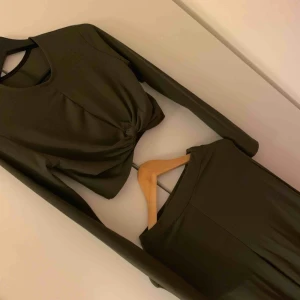  - Grönt set - en långärmad croppad tröja med knut + långa bredbenta byxor. Använt en gång. Bild med byxorna på kan skickas. Köpt från Boohoo i strl 36, passar 38 också så det är stretchigt material. Köparen står för frakten! 🌟