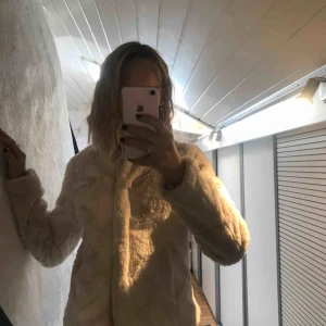  - Beige pälsjacka såklart fake päls, inte mycket använd