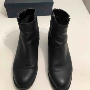  - Kvalitetsboots i äkta läder, ca 5 cm klack, mega-sköna att gå i hela dagen, använda en säsong, dragkedja.