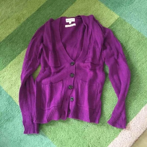  - Fin lilarosa kofta. Silverdetalj i nacken. Knappt använd.