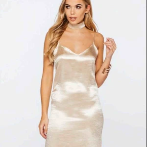  - Klänning från affingos. Aldrig använd. Tillhörande chocker finns med. Galet snygg som festklänning. Se sista bild för Ingo om klänning.