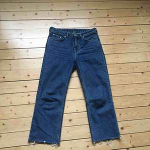 Raka avklippta jeans i culotte-längd från weekday i superfin jeansfärg. Modellen heter Voyage standard. Om du inte kan mötas upp i Gbg så kostar frakten 65 kr. 