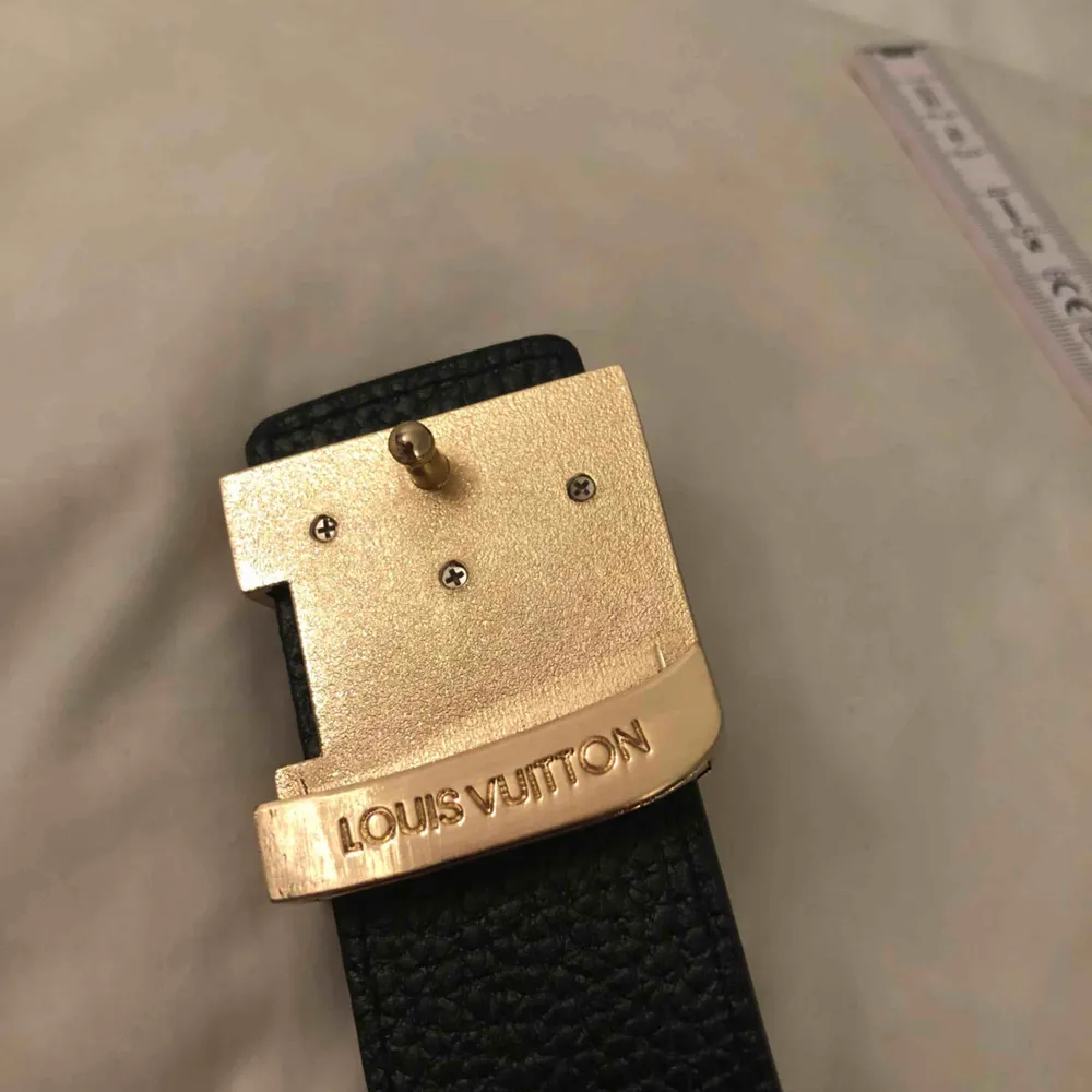 Nytt Louis Vuitton bälte Färg svart med guld Lv logga. Längd 100cm passar small till medium . Accessoarer.