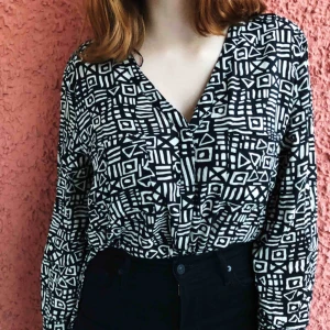  - En superfin topp från Indiska i svart & vitt. Någon annan kanske får användning av den mer än vad jag har fått! Knappt använd. Jag är en 38:a och den passar snyggt oversize på mig. Kan fraktas, betalning sker via Swish ✨