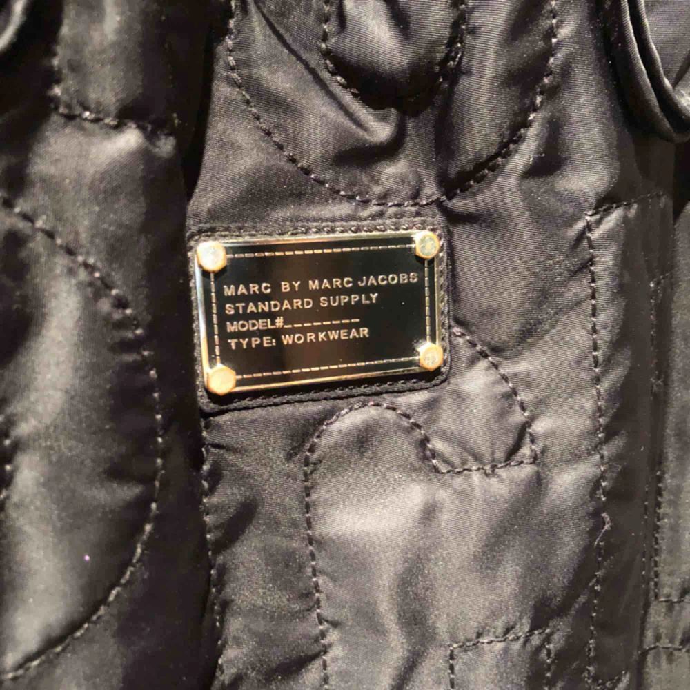 Marc Jacobs väska Bra kvalité, rymlig väska med välfungerande dragkedjor på insidan.   Priset kan diskuteras:). Väskor.