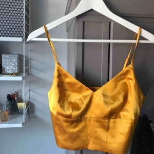  - Guldaktig topp med justerbara band! Använd endast en gång! Kan mötas upp i Uppsala annars står köpare för frakt🥰