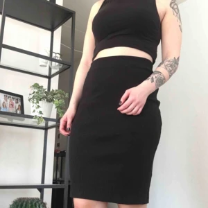  - Basic tupkjol i stretchigt material. Går till knäna på mig och jag är 169 cm! Har du möjlighet att ses i Stockholm innerstad har du förtur 🌟