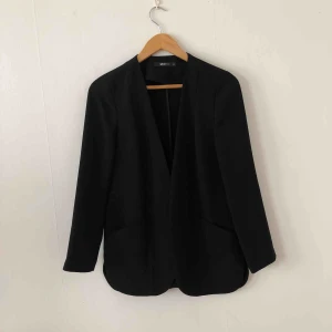  - Väldigt enkel och skön kavaj i storlek 38 med fickor. Längd: till mitt på höfterna på mig som är 173 cm