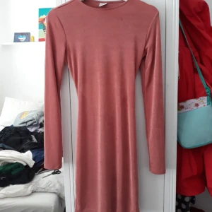  - Säljer denna jättefina klänning med en öppning i ryggen och sträck vid rumpar vilket gör attt du får en väldigt fin rumpa hihi. Köparen står för frakten men jag kan mötas upp i Kalmar området. Hör av dig om du är intresserad eller har frågor!! :D