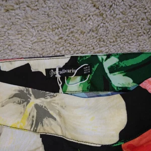  - Blommiga byxor från stradivarius. Aldrig använda. Frakt 27kr betalning via swish 