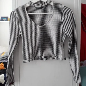  - Säljer denna gulliga toppen med inbyggd choker. Den är tyvärr för liten för mig. Köparen står för frakten men kan mötas upp i Kalmar området. Hör av dig om du är intresserad eller har frågor!! :D