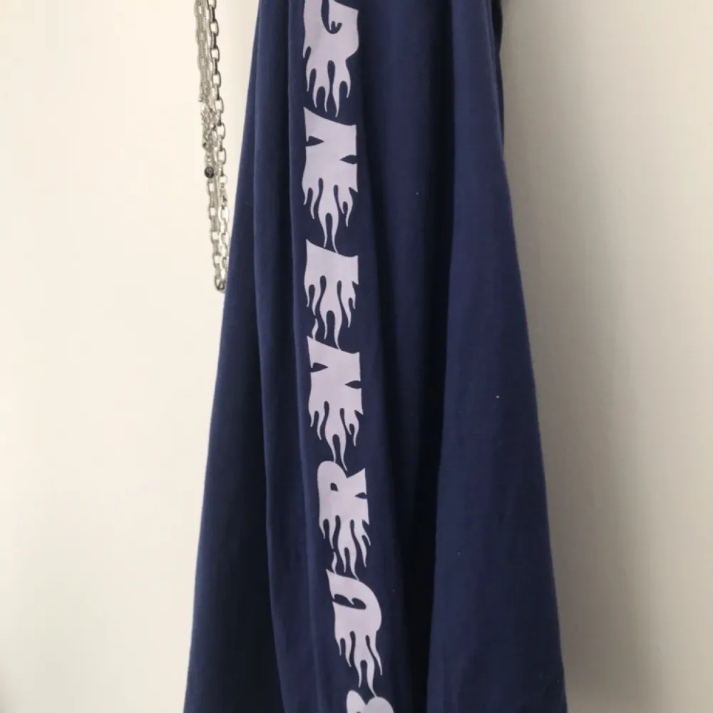 Mörkblå långärmad tröja med text på ärmarna från WEZC, använd fåtal gånger, riktigt fint skick! Köptes för ca 500kr. Toppar.