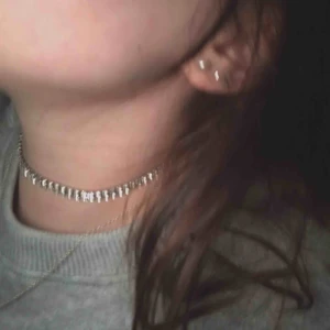  - Glittrig chocker !  Fraktar. Kolla gärna in mina andra annonser :)💕
