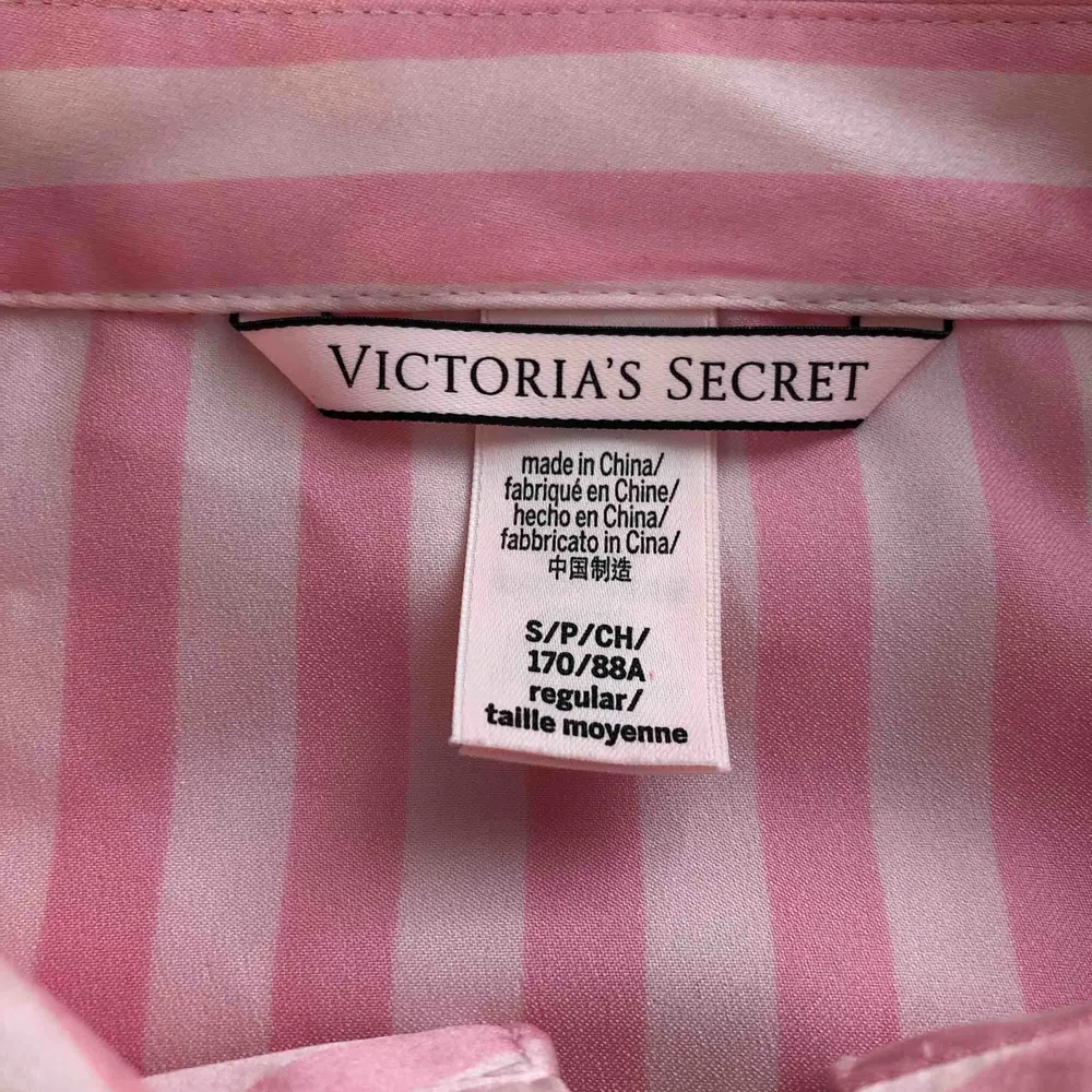 Rosa Victoria’s Secret pyjamas-set! Byxor + skjorta i silkesliknande material från fashion-show kollektion. Använd 1 gång men aldrig sovits i, så riktigt fint skick. Inköpspris: 1300kr. Möts upp i Stockholm annars kan frakt diskuteras. DM för fler bilder!. Övrigt.