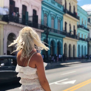  - Gulligt set med volanger och spets. I settet ingår en kjol och en top båda med dragkedja.  