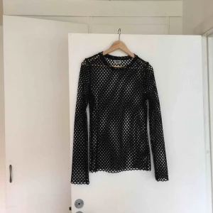  - En ”fishnet-top” från Weekday i gott skick. Använd ett fåtal gånger. Frakt tillkommer.