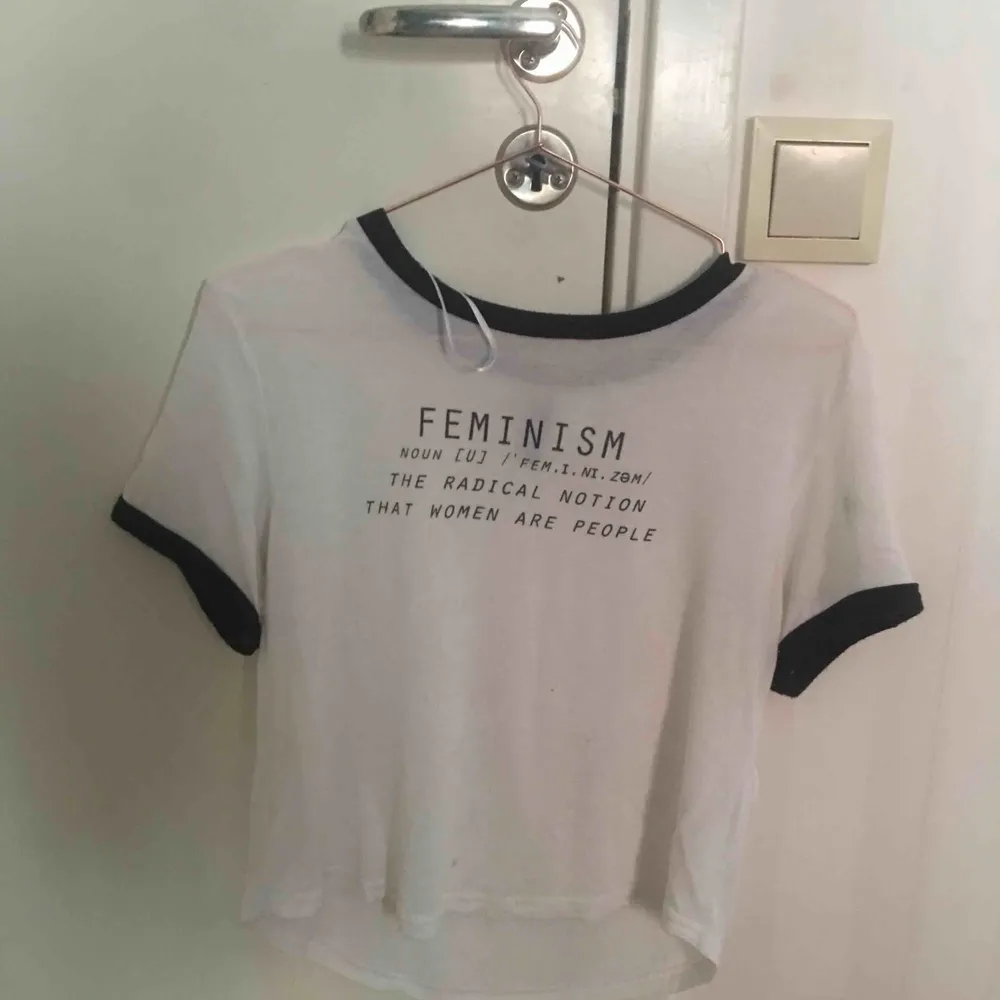 Feminism tröjan från hm! Har en liten fläck, 35kr plus frakt! (18kr). T-shirts.