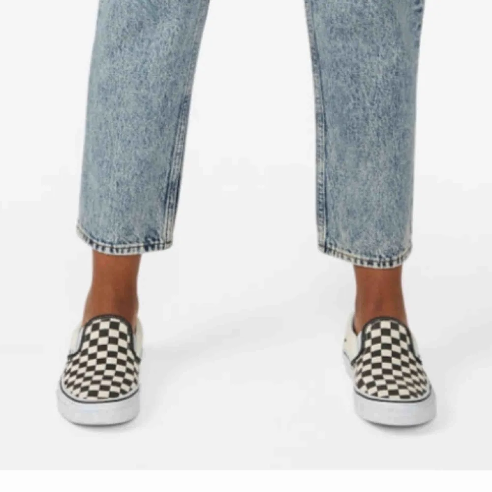Svarta jeans från Monki i “high waisted balloon leg”, de sitter antingen som lite tajtare mom jeans eller vanliga mom jeans:)   +59kr frakt . Jeans & Byxor.
