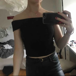  - En off shoulder topp från Gina, använd men inga skador. 