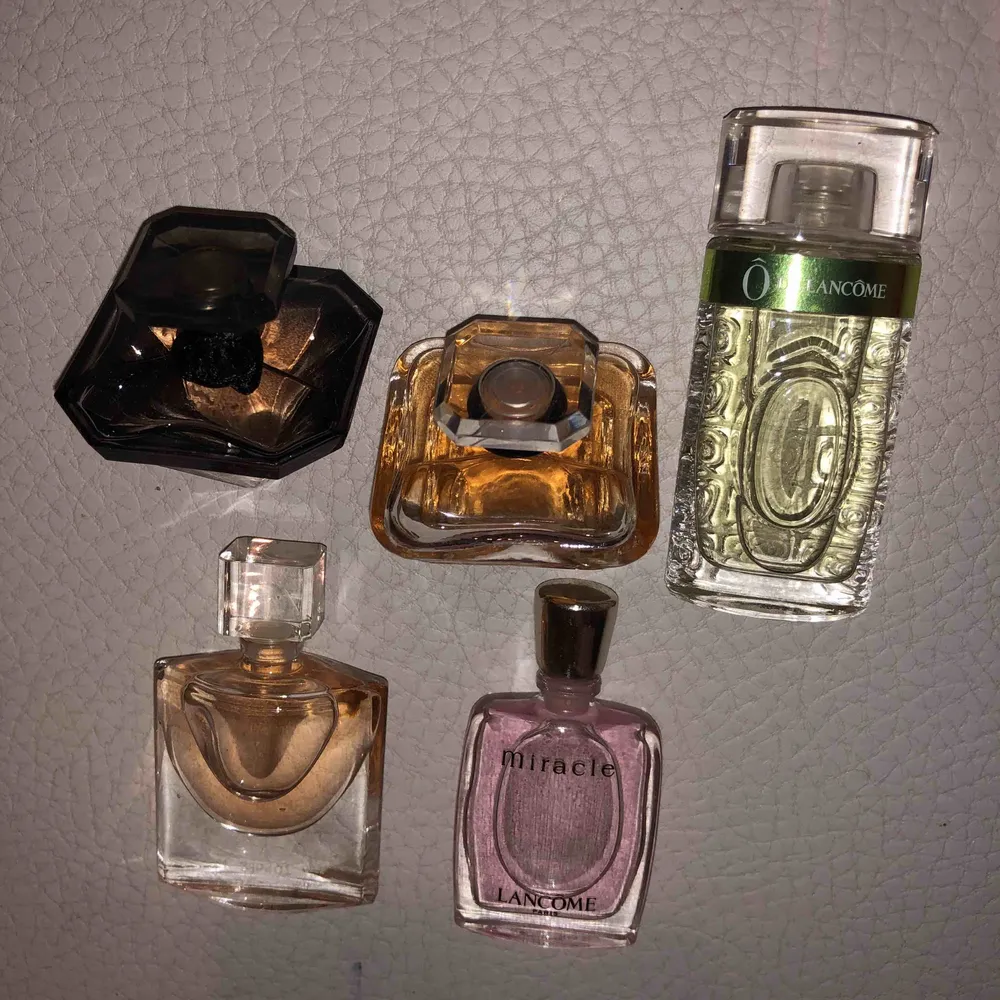 Fem parfymer ”Ô DE LANCÔME” för 170kr/st!! Det är de dyraste parfymerna som finns och är i små storlek. Om man köper 3 plagg från mig så får man med en sån här och du bestämmer vilken du vill ha;). Accessoarer.